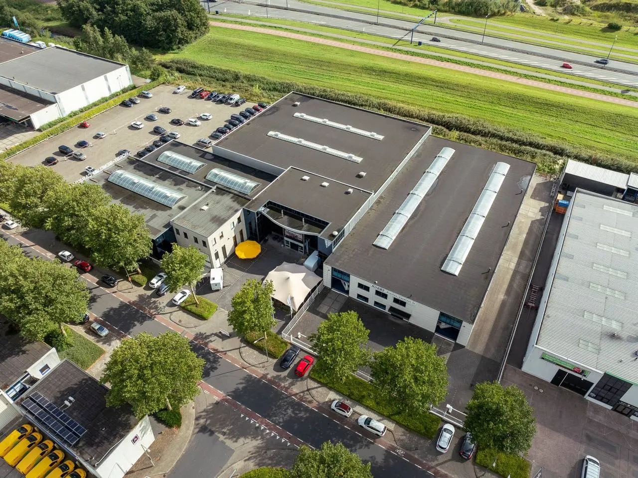 Schuin luchtperspectief van het Hobby-bedrijfspand, entree en omliggende wegen