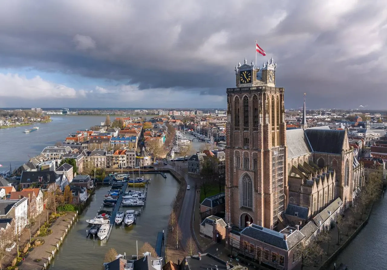 Grote Kerk in Dordrecht vanuit de lucht