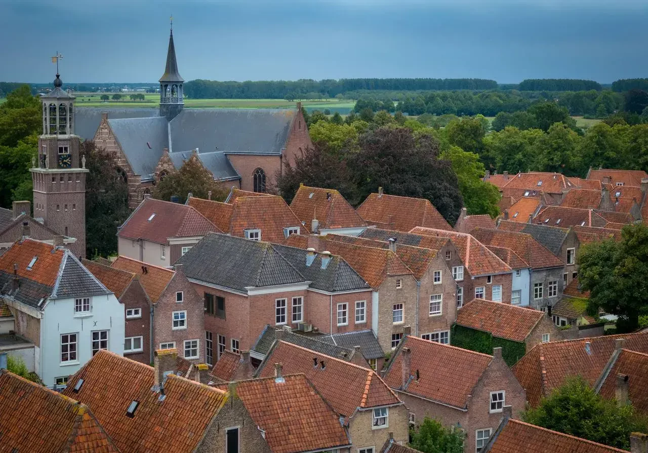Historische dorpskern en kerk vanuit de lucht