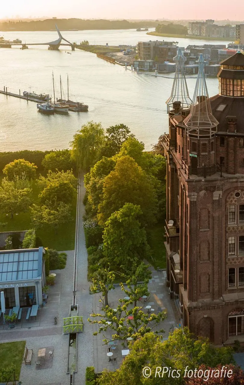 Vastgoed aan het water vanuit de lucht