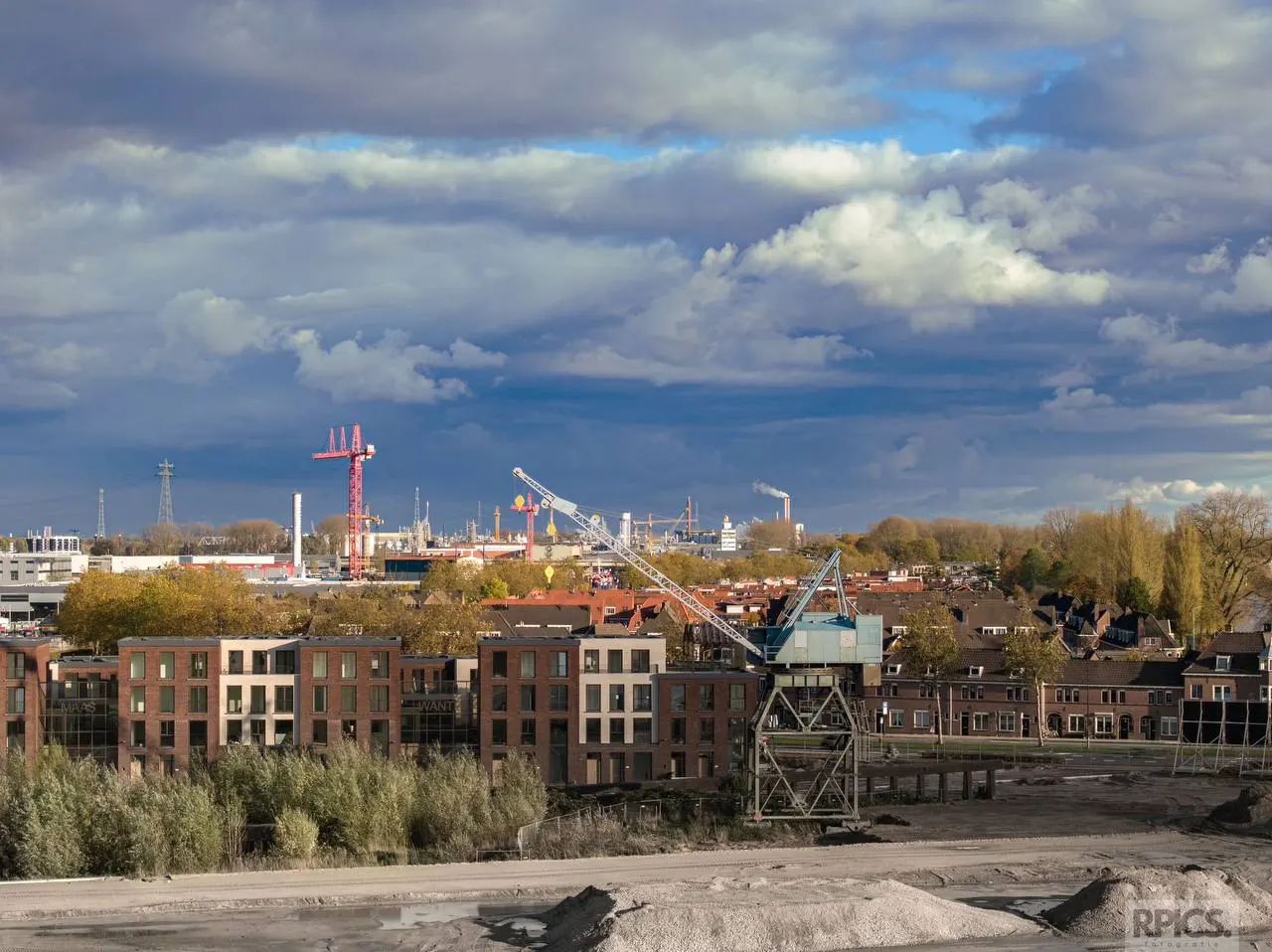 Industrie, kranen en gebiedsontwikkeling aan het water